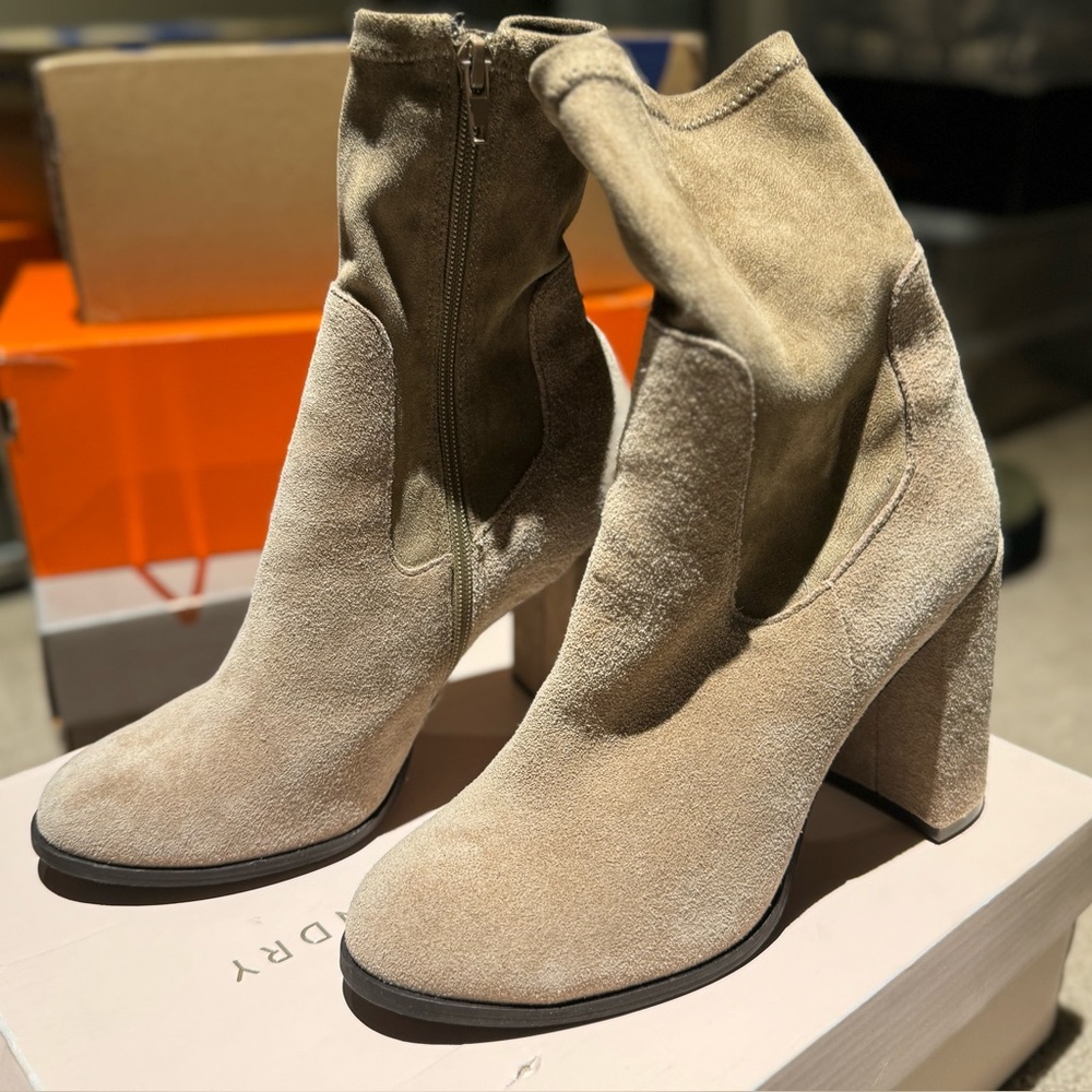 NWOT. Chinese Laundry Capricorn Bootie - Mink